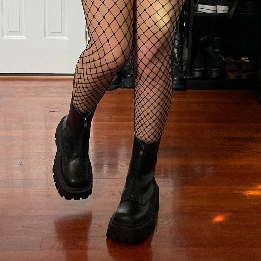 BLACK SQUARE TOED PLATFORMS